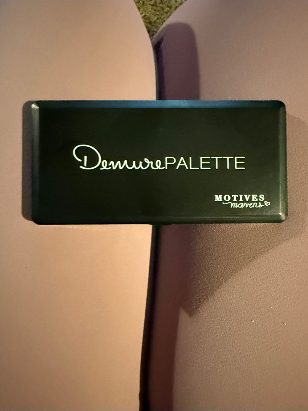 Demure Palette Motives Makeup Compact - Pressed Eyeshadow